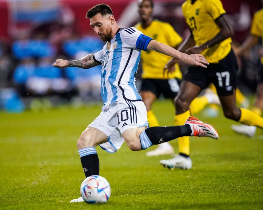 El delantero de Argentina Lionel Messi realiza un remate a gol en el partido amistoso ante Jamaica, el martes 27 de septiembre de 2022, en Harrison, Nueva Jersey.&nbsp;