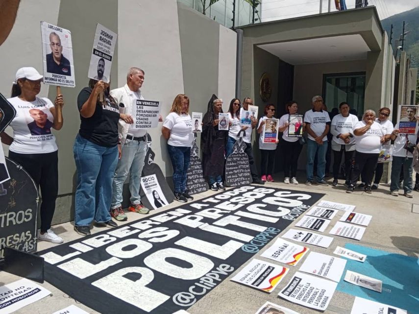 Durante la protesta ante la sede de la embajada de España en Caracas, abogaron por la creación de una comisión internacional para supervisar la situación de los presos políticos del chavismo