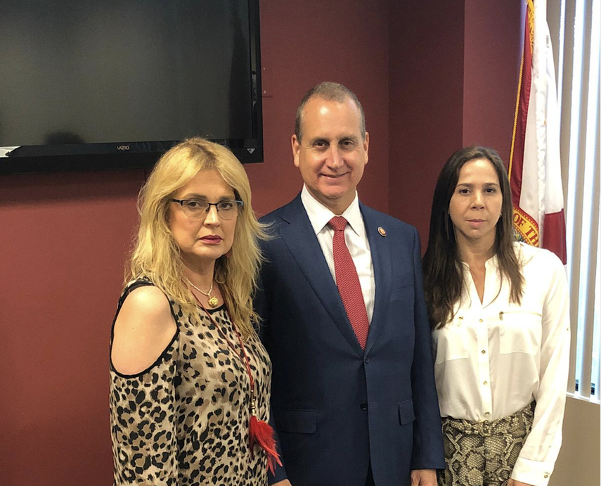 Belen Marrero, el congresista Mario Díaz Balart y Romy Moreno de Marrero.&nbsp;