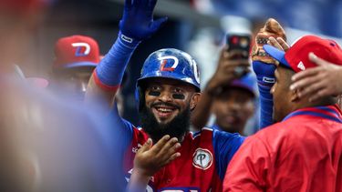 El dominicano Emilio Bonifacio celebra junto a sus compañeros tras anotar en un juego de la Serie del Caribe Miami 2024