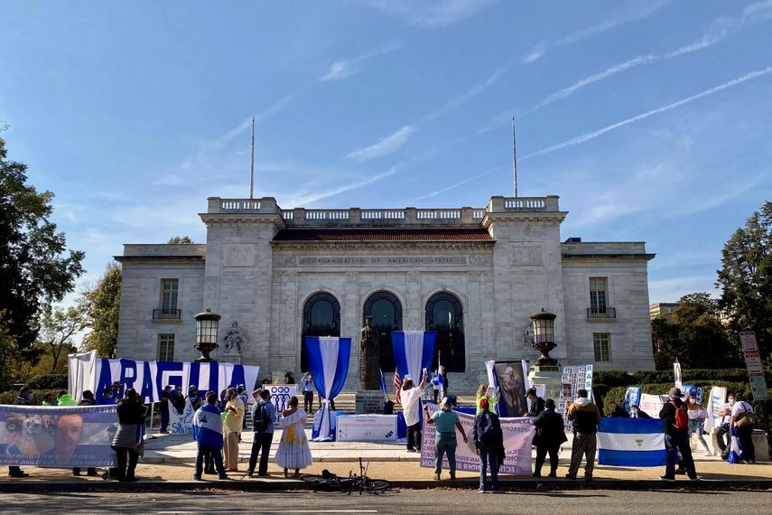 Miembros de la oposición nicaragüense se reúnen frente al edificio de la Organización de Estados Americanos (OEA) para manifestarse contra el régimen de Daniel Ortega en Washington DC, el 20 de octubre de 2020.