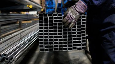 Un empleado almacena barras de alumnio en una fábrica en Estados Unidos.