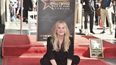 Christina Applegate, conocida por sus papeles en Married... with Children y Dead to Me, posa en una ceremonia que la honra con una estrella en el Paseo de la Fama de Hollywood en Los Ángeles el 14 de noviembre de 2022.
