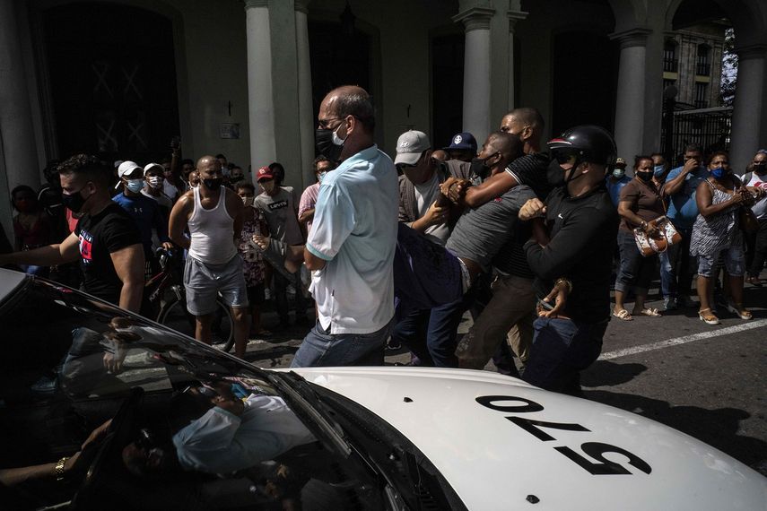 La policía detiene a un manifestante antigubernamental durante una protesta en La Habana, Cuba, el domingo 11 de julio de 2021. Cientos de manifestantes salieron a las calles en varias ciudades de Cuba para protestar contra la actual escasez de alimentos y los precios elevados de los productos en medio de la crisis por la pandemia del nuevo coronavirus.