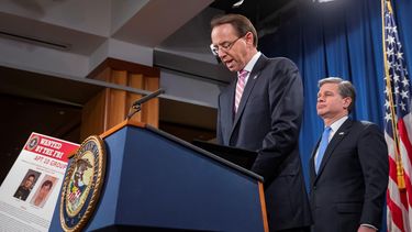 Rod Rosenstein (i), y el director del FBI, Christopher Wray, durante una rueda de prensa en el Departamento de Justicia en Washington tras presentar cargos contra dos supuestos piratas informáticos chinos, vinculados al Ministerio de Seguridad del Estado de China.
