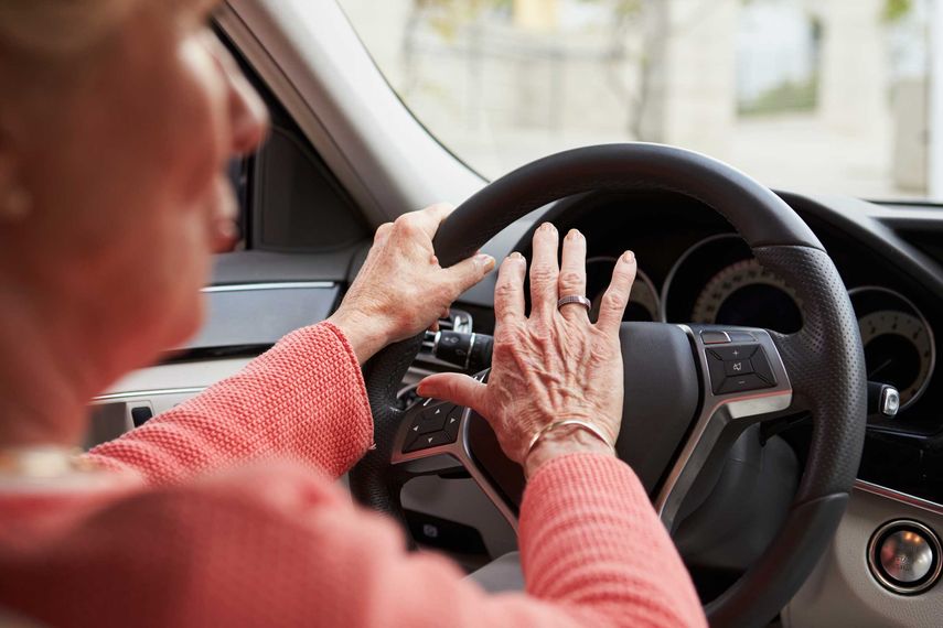 En la Florida miles de personas de la tercera edad continúan conduciendo vehículos, mientras un médico no estime lo contrario.