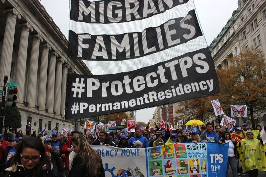 Fotografía de archivo fechada en septiembre de 2019 que muestra a cientos de personas en una manifestación en Washington que pide se proteja a los beneficiarios del TPS.