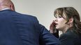 Hannah Gutierrez-Reed, armera de la película Rust, a la derecha, habla con su abogado Jason Bowles durante su juicio por homicidio involuntario el martes 5 de marzo de 2024, en la Corte Judicial del Primer Distrito en Santa Fe, Nuevo México.