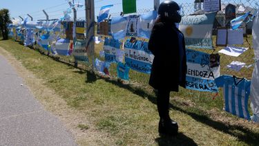 &nbsp;Una mujer observa los mensajes dedicados a los 44 tripulantes del submarino desaparecido. Familiares de la tripulación están en la base naval de Mar del Plata, provincia de Buenos Aires (Argentina).&nbsp;&nbsp;