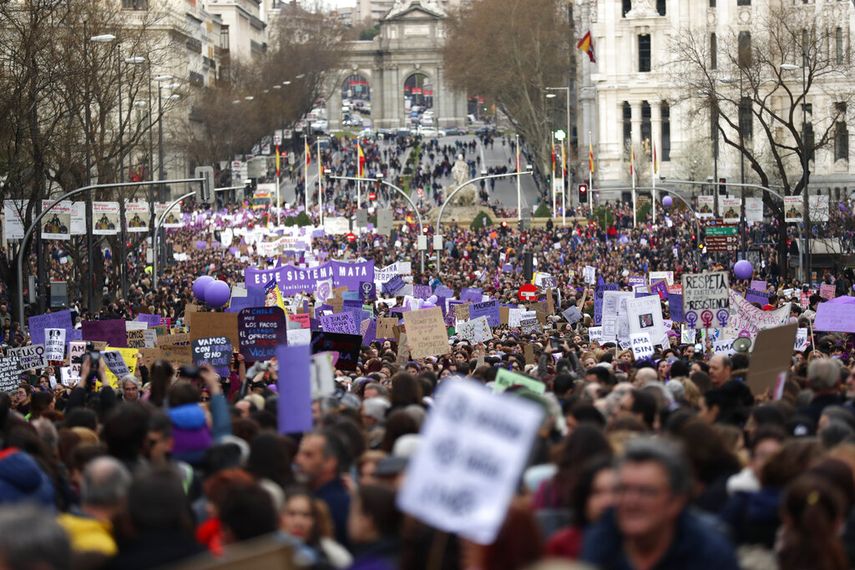 Manifestantes protestan en el marco del D&iacute;a Internacional de la Mujer en Madrid.