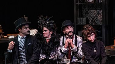 Ariel Texidó, Claudia Tomás, Gilberto Reyes y Alexa Kube en una escena de La soprano calva.&nbsp;