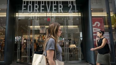 Imagen de la entrada a una de las tiendas de la cadena minorista Forever 21, dedicada principalmente al mercado de jóvenes.