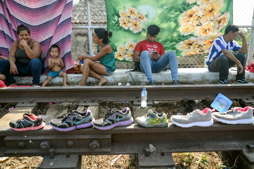 Migrantes hondureños esperan su salida a Estados Unidos en el puente que cruza el Río Suchiate, en Ciudad Hidalgo, México.&nbsp;