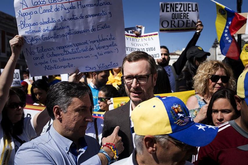 &nbsp;El vicesecretario de Acción Sectorial del PP, Javier Maroto (c), ha participado hoy en la concentración celebrada en la Puerta del Sol de Madrid en apoyo a los venezolanos