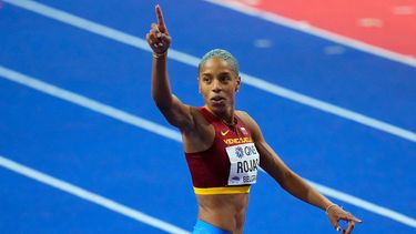 La venezolana Yulimar Rojas reacciona tras romper el récord mundial de salto triple en el Mundial de atletismo, en Belgrado, el 20 de marzo de 2022.&nbsp;