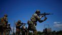 Milicianos civiles, entrenan con fusilen en un campo de tiro a las afueras de Kiev, el 7 de junio de 2022. 