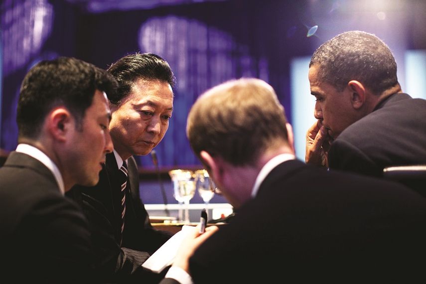 El presidente Obama habla con el primer ministro de Japón, Yukio Hatoyama, y otros delegados de ambos países, en la búsqueda de negociar un pacto comercial. (White House)