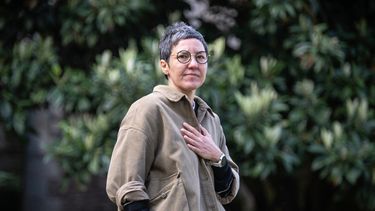 La cineasta panameña Ana Endara posa durante una sesión de fotos en el festival de cine Cinelatino en Toulouse, suroeste de Francia, el 25 de marzo de 2025. 