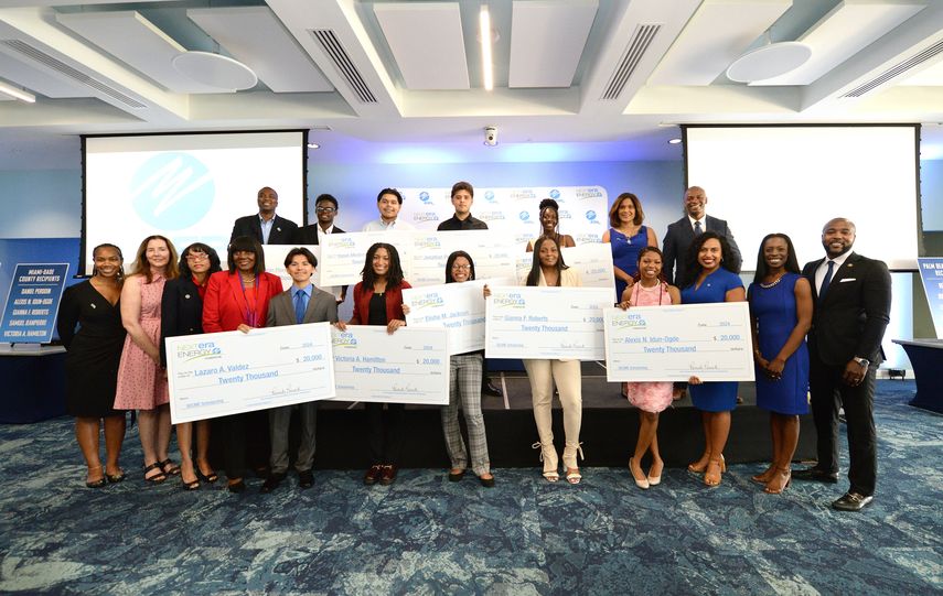 Diez beneficiarios de la beca NextEra Energy para estudiantes en SECME sostienen con orgullo sus cheques de becas universitarias de $20,000 de Florida Power & Light Company&nbsp;