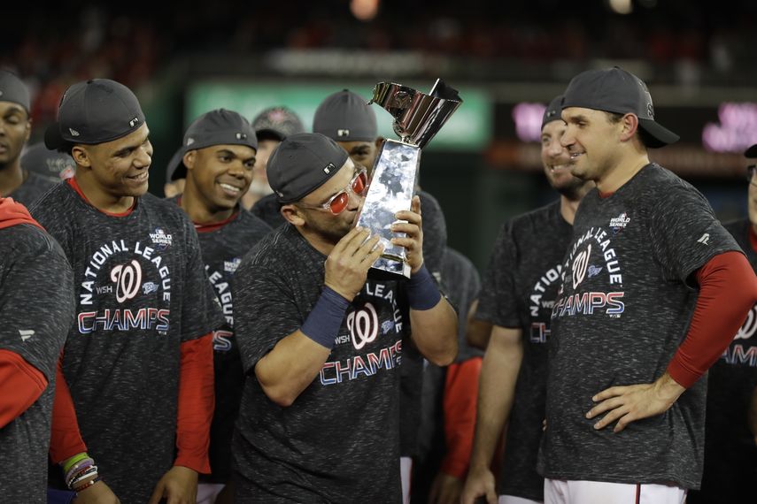 El venezolano Gerardo Parra, de los Nacionales de Washington, besa el trofeo de campeones de la Liga Nacional, tras la barrida sobre los Cardenales de San Luis, el martes 15 de octubre de 2019&nbsp;