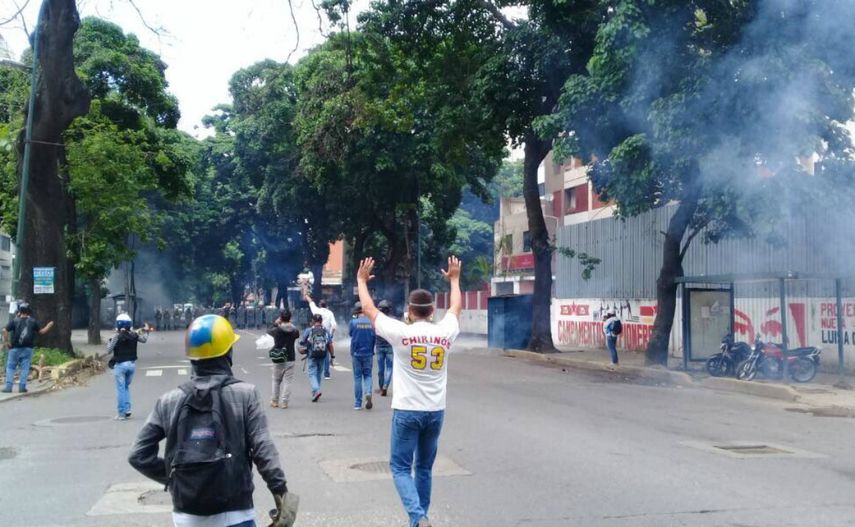 La GNB desplegó vehículos antimotín en el oeste de Caracas, punto al que los opositores llegaron con las manos en alta, asegurando que se movilizan de forma pacífica.