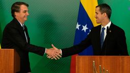 El presidente de Brasil, Jair Bolsonaro (izq.), saluda al jefe del Parlamento y presidente encargado de Venezuela, Juan Guaidó (der.) en el Palacio del Planalto, en la ciudad de Brasilia, el 28 de febrero de 2019.