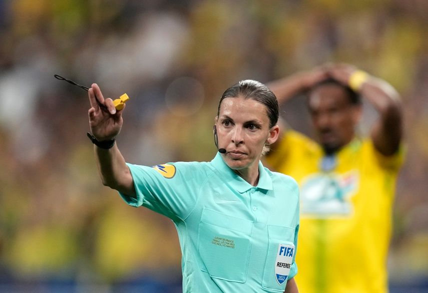 La árbitro Stephanie Frappart da instrucciones durante la final de la Copa de Francia entre Niza y Nantes