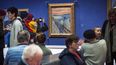 Personas miran “El grito” de Edvard Munch en la Galería Nacional en Oslo, Noruega, el 13 de enero de 2019. Activistas de la organización noruega Stopp Oljeletinga, contra la exploración petrolera, intentaron pegarse al marco de la pintura el 11 de noviembre de 2022.