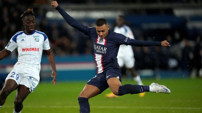 Kylian Mbappe del Paris Saint-Germain dispara el balón durante el encuentro ante el Strasbourg de la liga francesa el miércoles 28 de diciembre del 2022.