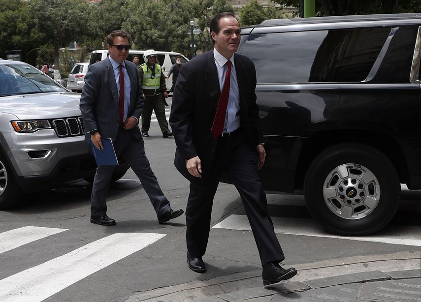 En esta foto de archivo del 15 de junio de 2020, Mauricio Claver-Carone, asesor de seguridad nacional para América Latina del presidente Donald Trump, derecha, llega a una reunión con la canciller boliviana Karen Longaric in La Paz, Bolivia. 