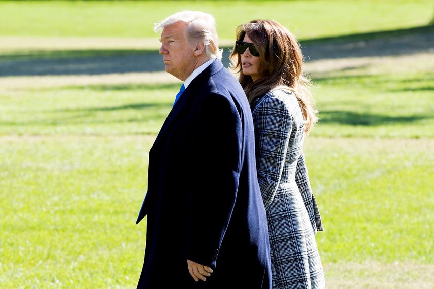 El presidente Donald Trump se dirige al helicóptero presidencial acompañado de la primera dama, Melania, para su viaje a Pittsburgh.