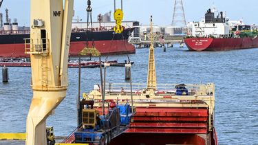 Una grúa de International Frontier Forwarders, Inc. carga maquinaria en el Roibeira, que navega bajo la bandera portuguesa, en el puerto de Houston, Texas, con equipo para la industria del petróleo y gas con destino a Venezuela, el 25 de febrero de 2026.