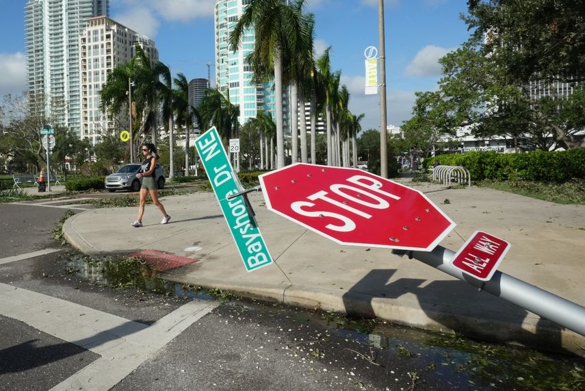 &nbsp;Los residentes pasan junto a un cartel de la calle volado en Bayshore Drive en St. Petersburg debido al huracán Milton el 10 de octubre de 2024 en Florida.&nbsp;