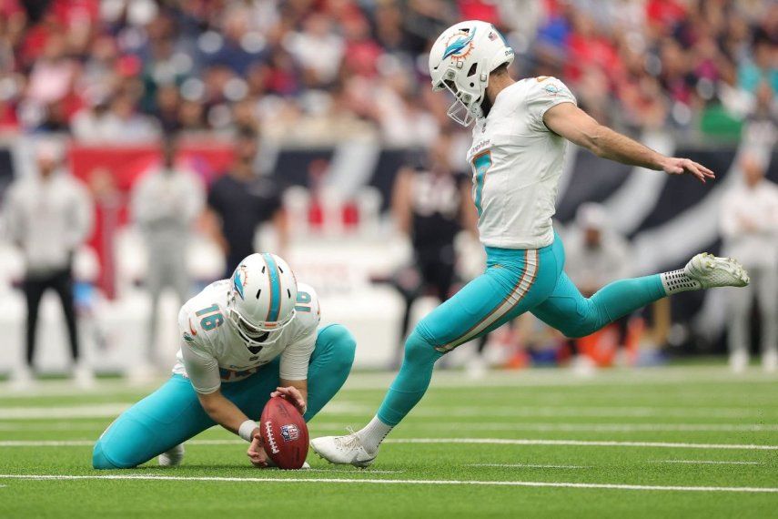 Jason Sanders (derecha), de los Dolphins de Miami, patea un gol de campo en un partido, el 15 de diciembre de 2024.