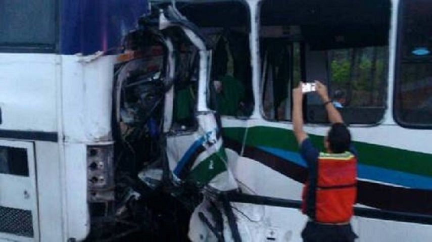 El accidente se produjo en la madrugada de este martes en una carretera que conecta al estado Anzoátegui con el estado Bolívar.