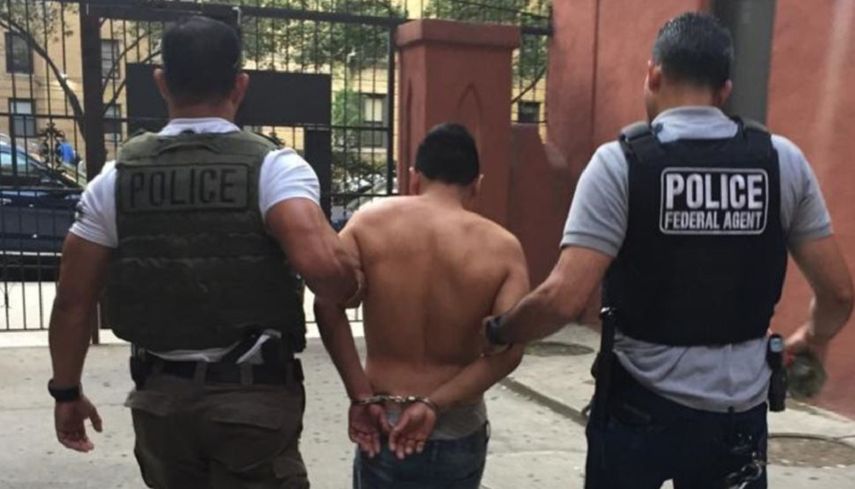 Funcionarios del ICE realizan redadas para buscar a personas sin documentos.&nbsp;