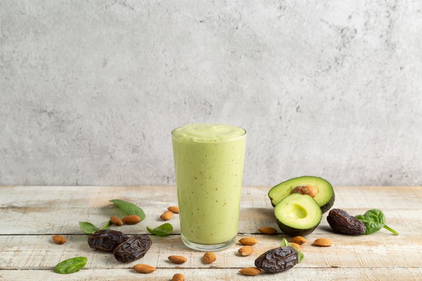 El Green Leprechaun Smoothie con plátano, aguacate, leche de almendras, espinacas baby, yogur griego, dátiles y miel&nbsp;