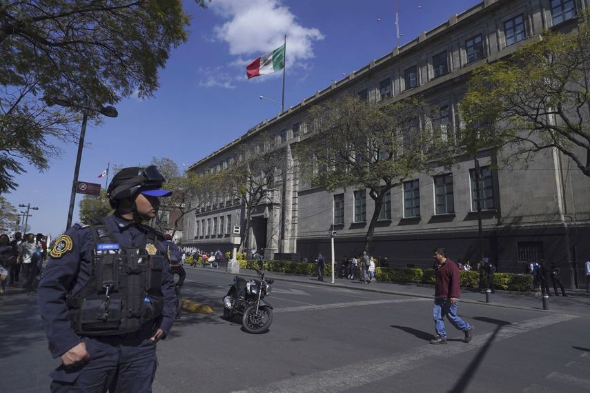 Un oficial de policía custodia el edificio de la Suprema Corte de Justicia en la Ciudad de México, el 23 de enero de 2023.&nbsp;