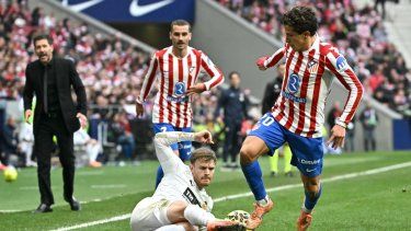 El delantero argentino del Atlético de Madrid # 20 Giuliano Simeone lucha por el balón con el delantero argentino # 15 Lucas Beltrán (abajo) durante el partido de fútbol de la liga española entre el Club Atlético de Madrid y el Valencia CF en el Estadio Metropolitano de Madrid el 13 de diciembre de 2025.&nbsp;