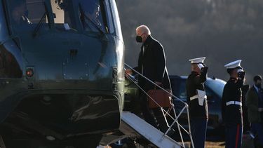 El presidente Joe Biden aborda el Marine One en Wilmington, Delaware, el 20 de diciembre de 2021.