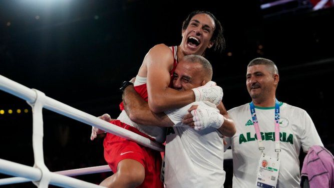 La argelina Imane Khelif celebra tras derrotar a la china Yang Liu para llevarse el oro en la final de la división de 66 kilogramos del boxeo de los Juegos Olímpicos de París, el viernes 9 de agosto de 2024.&nbsp;