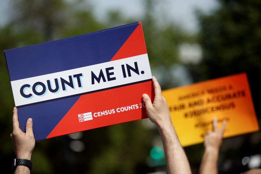 Un activista sostiene una pancarta con la frase Cuenta conmigo para criticar el plan del presidente Donald Trump de incluir una pregunta sobre ciudadanía en el censo de 2020. 