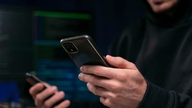 Un teléfono celular.