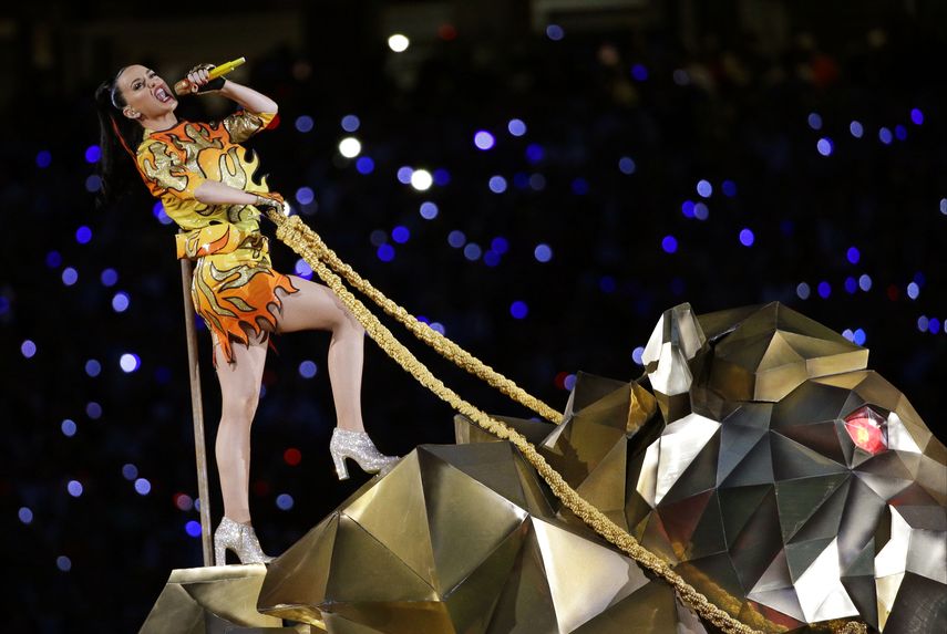 En esta foto del 1 de febrero del 2015, Katy Perry canta en el medio tiempo del Super Bowl 49 en Glendale, Arizona. La cantante comenzó el espectáculo subida en un león gigante&nbsp;para ingresar al ritmo de su hit Roar.
