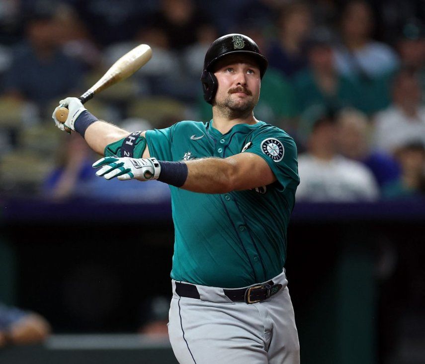 Cal Raleigh #29 de los Marineros de Seattle batea durante la quinta entrada del partido contra los Reales de Kansas City en el Estadio Kauffman el 16 de septiembre de 2025 en Kansas City, Misuri.&nbsp;