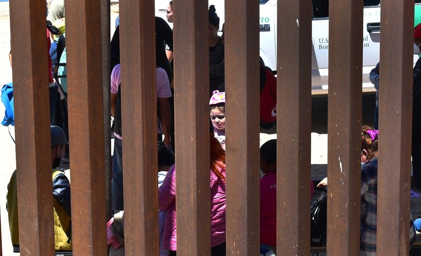 Los migrantes esperan el procesamiento de los oficiales de la Patrulla Fronteriza de los EEUU después de intentar cruzar de Algodones, México a Yuma.&nbsp;