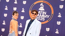 Catalina García y Santiago Prieto, miembros de la banda Monsieur Periné, asisten a la 26ª Entrega Anual de los Latin Grammy en el MGM Grand Garden Arena el 13 de noviembre de 2025 en Las Vegas, Nevada.&nbsp;