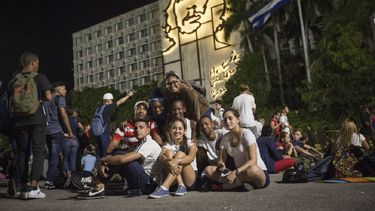 Fotografía publicada por el diario El País del grupo de la Escuela República de Panamá durante el acto en La Habana. 