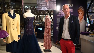 La foto tomada el 17 de abril de 2024 muestra a Martin Nolan, cofundador y director ejecutivo de Juliens Auctions, de pie junto a los vestidos que alguna vez usó la princesa Diana en una vista previa para los medios antes de la subasta titulada “La elegancia de la princesa Diana y una colección real”.