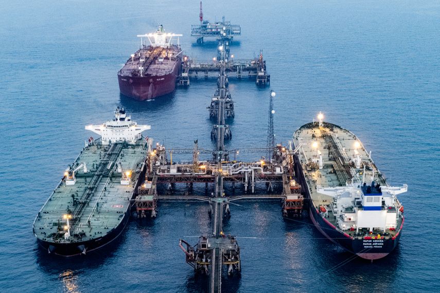 La vista aérea muestra a los petroleros Tataki (con bandera de Liberia) y Maran Aspasia (con bandera de Grecia) cargando mientras están atracados en la Terminal Petrolera de Al-Basrah (ABOT), a unos 50 kilómetros en las aguas del Golfo frente a la península sur de Faw en Irak, el 5 de agosto de 2025.